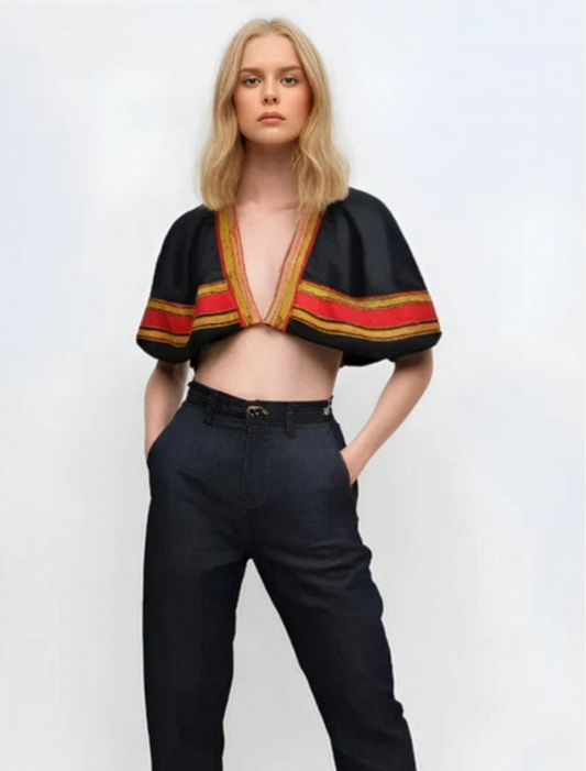 Cape doublée en satin rouge, or et noir